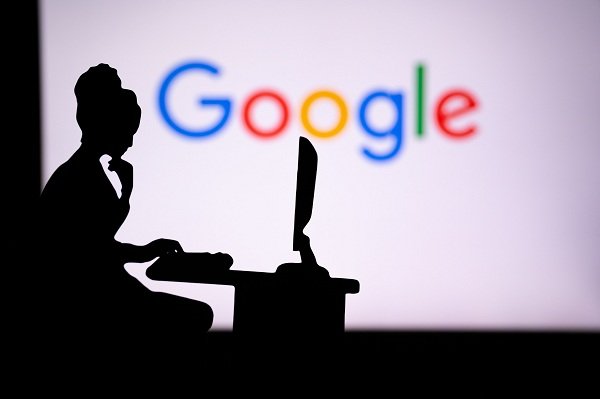 Alphabet Shares Slide 2.2% as AI Spending Concerns Outweigh Nasdaq Rally