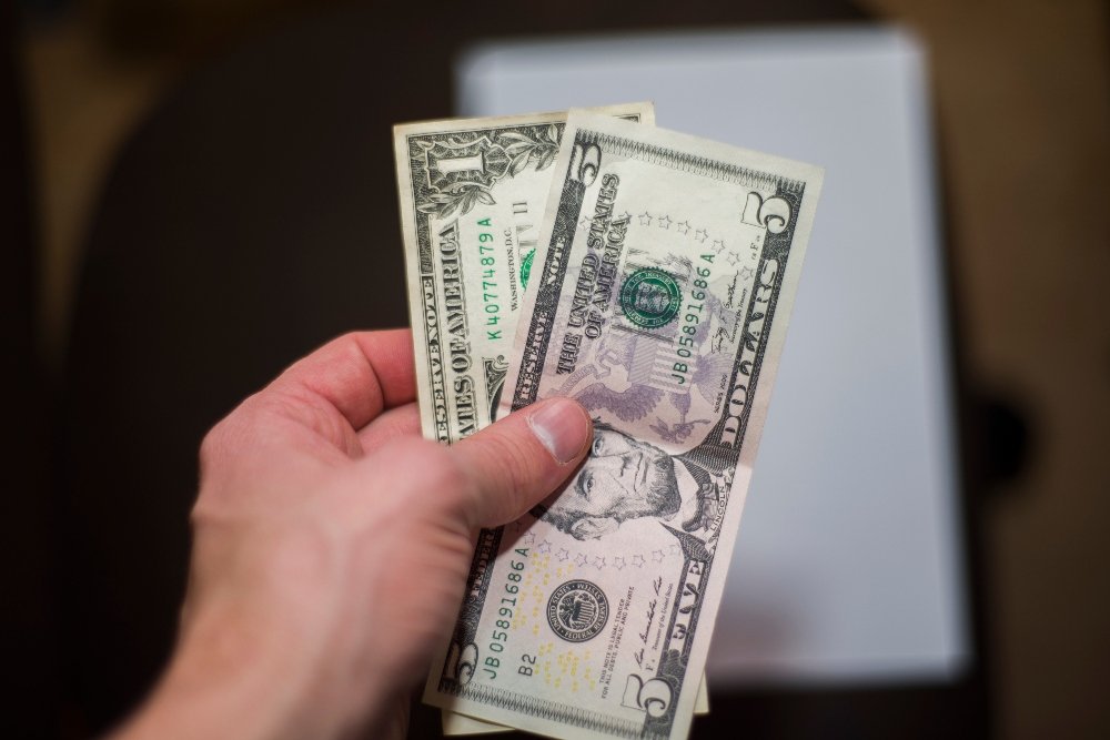 Analysts Forecast Dollar Decline as Energy Shocks and Policy Uncertainty Erode Safe-Haven Appeal