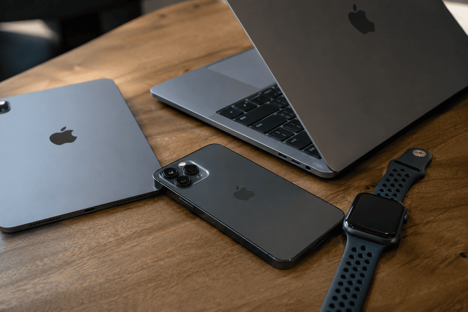 Apple Stock Slips 1.7% After KeyBanc Downgrade on Slowing Hardware Demand and Valuation
