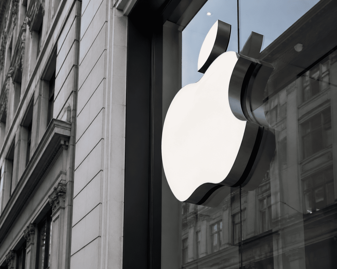 Apple Stock Under Scrutiny as Tim Cook Warns of Unavoidable Price Hikes on Memory Costs
