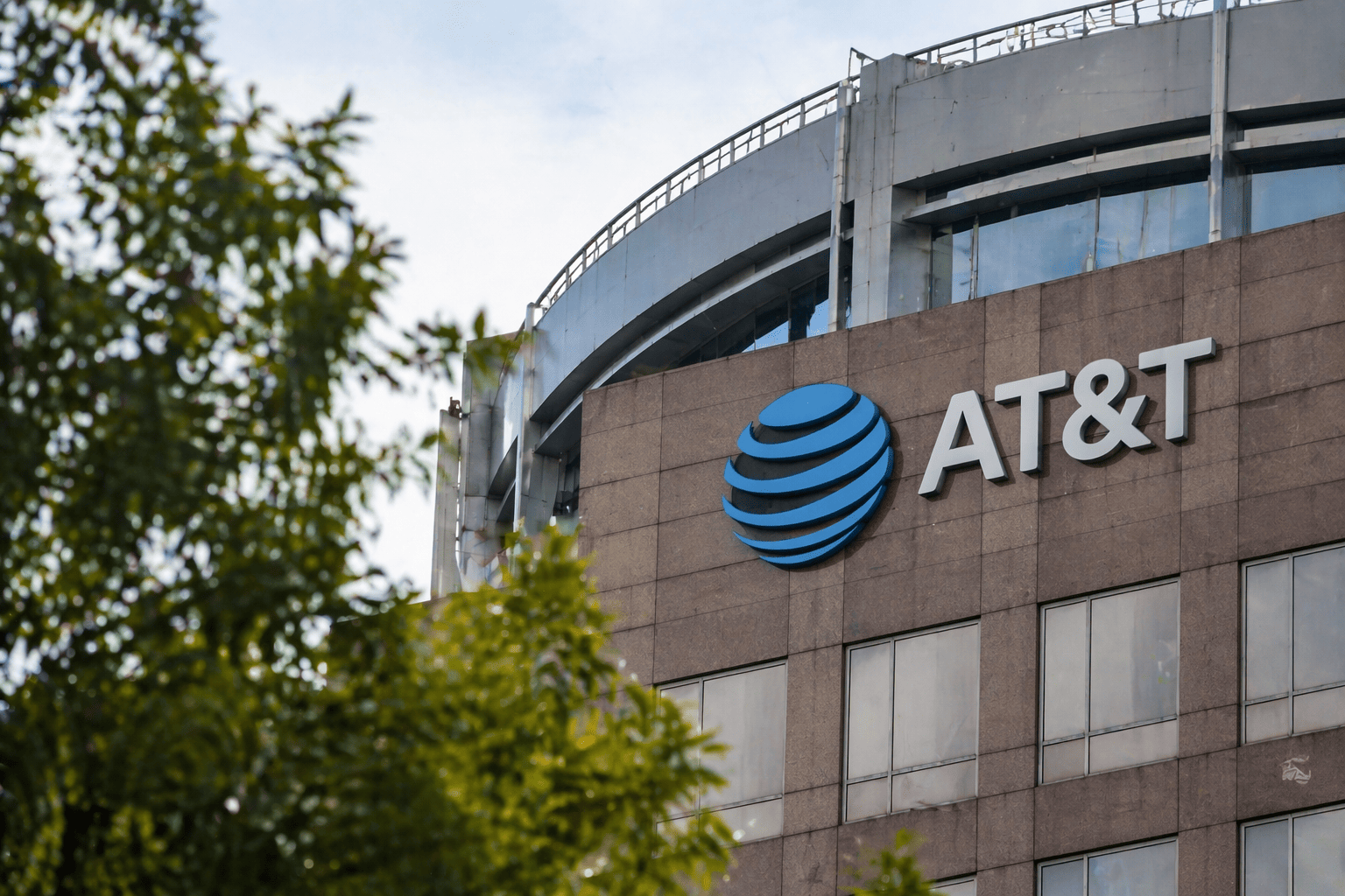 AT&T Stock Drops 7% on SpaceX Spectrum Deal; Analysts See Rebound