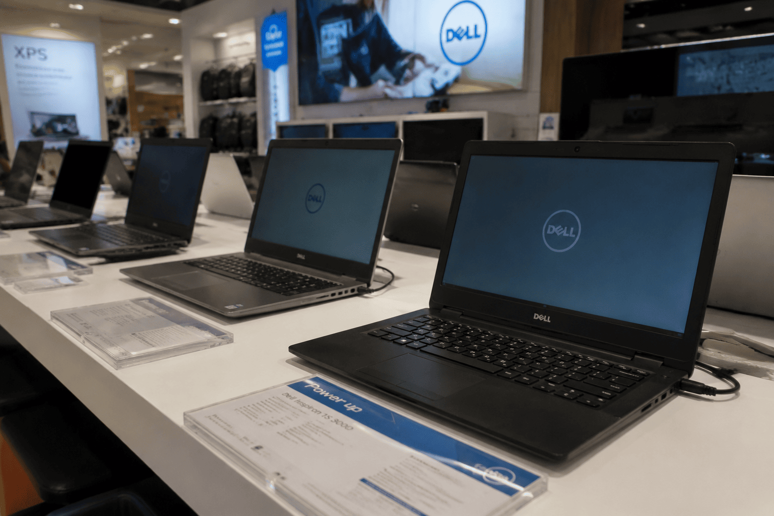 Dell Stock Stalls After AI-Driven Surge: Valuation and Technicals Signal Risk