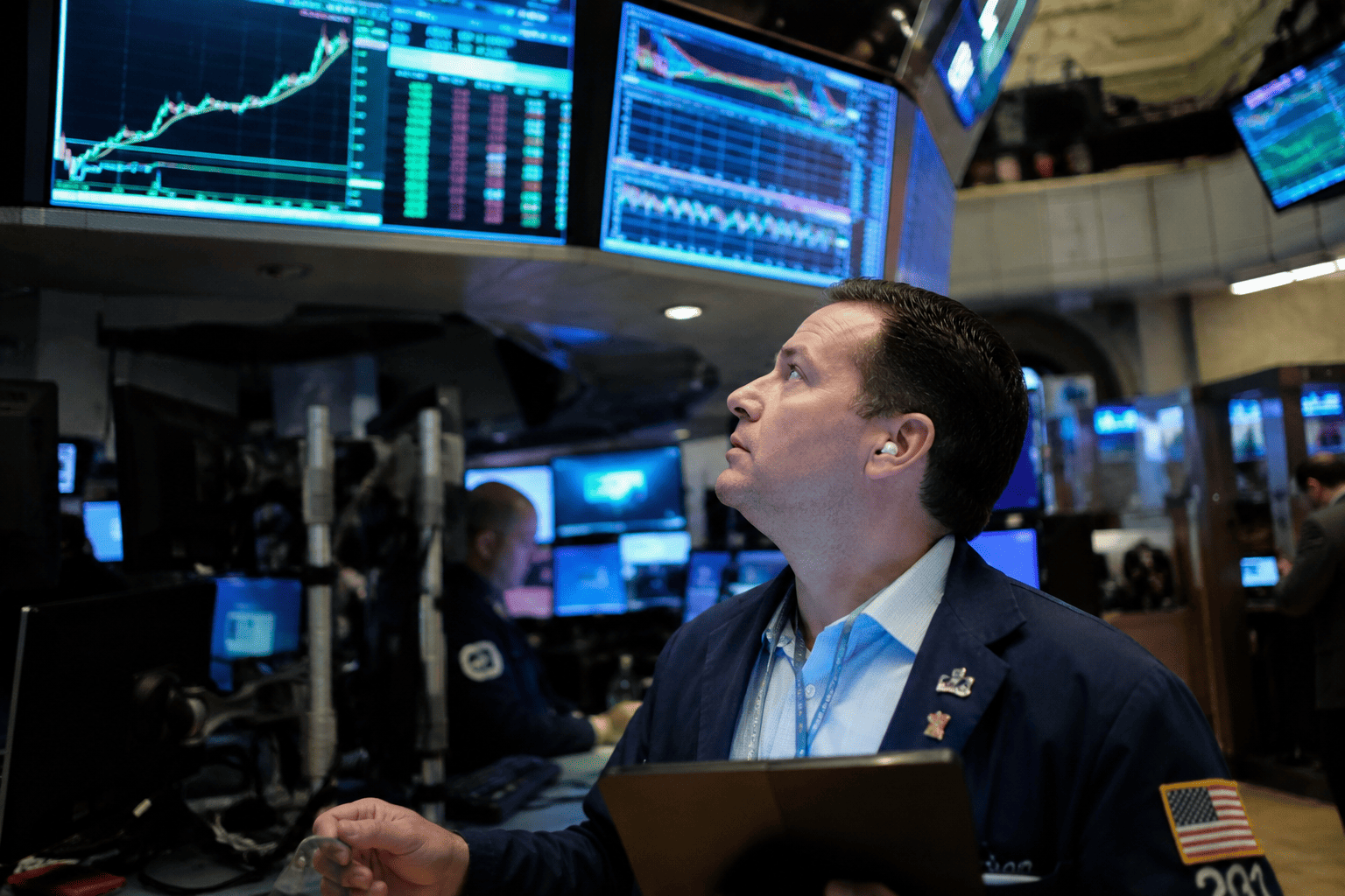 Dow climbs 392 points as stocks shrug off oil, Fed, Iran worries