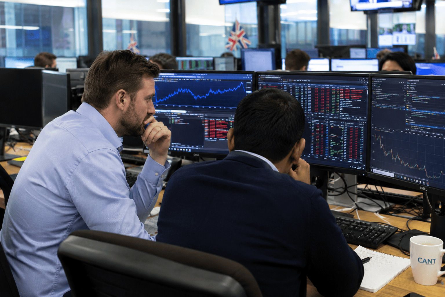 FTSE 100 Rises as Mining and Banking Stocks Offset Housebuilder Weakness