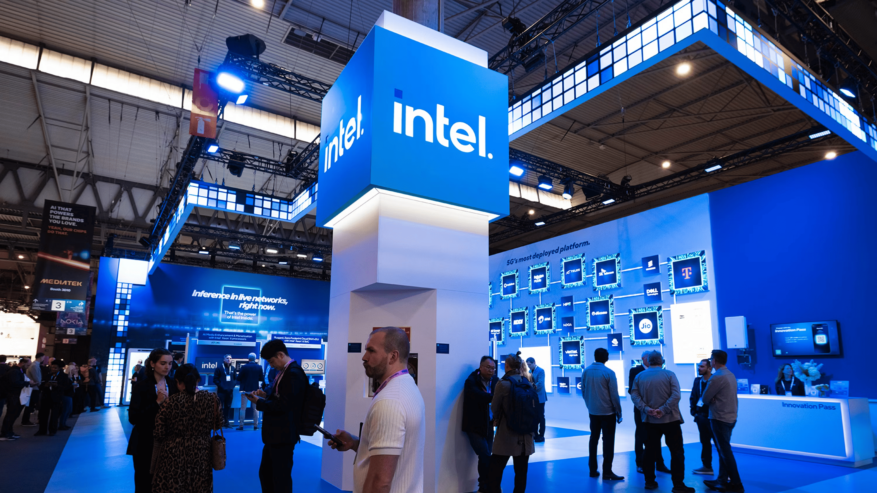 Intel stock drops 6% as oil surge, yields pressure chip sector