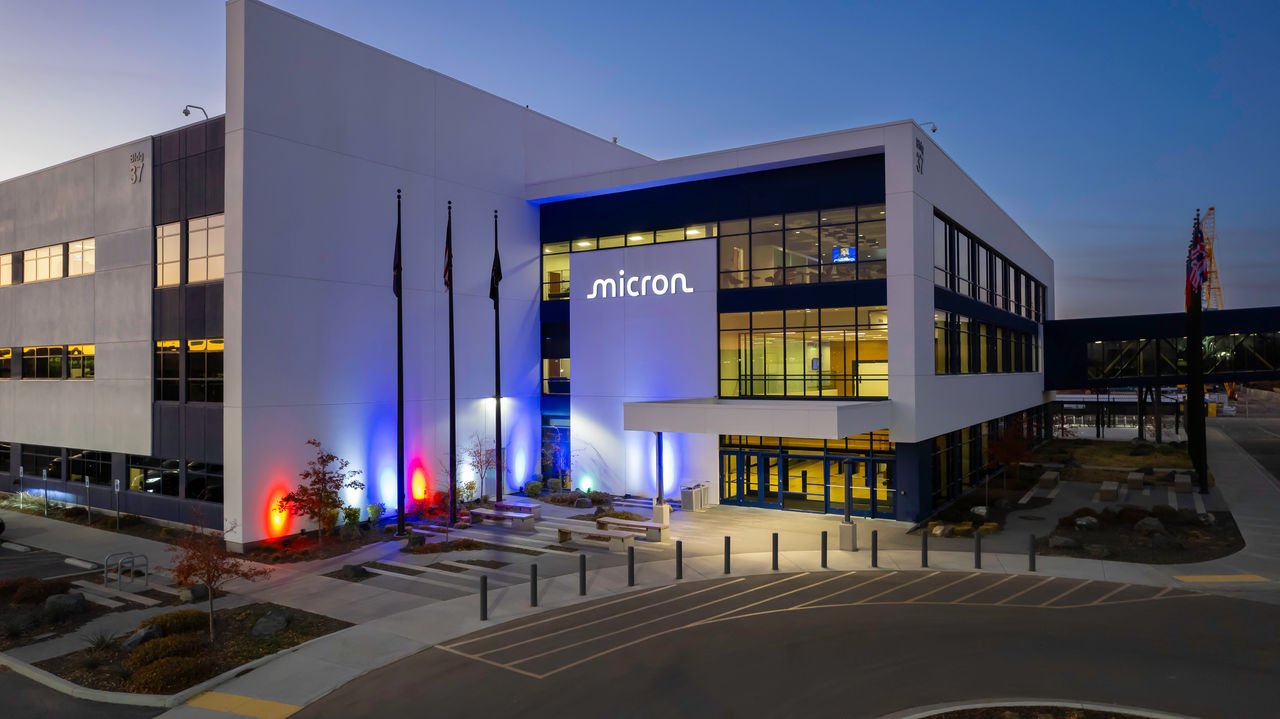 Micron Falls 4% Ahead of Earnings as Baird Lifts Target to $1,520