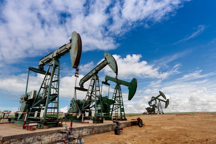 Oil Drops 1.7% Despite Tanker Sinkings and 11.1M Barrel Draw: Traders Focus on Supply Recovery