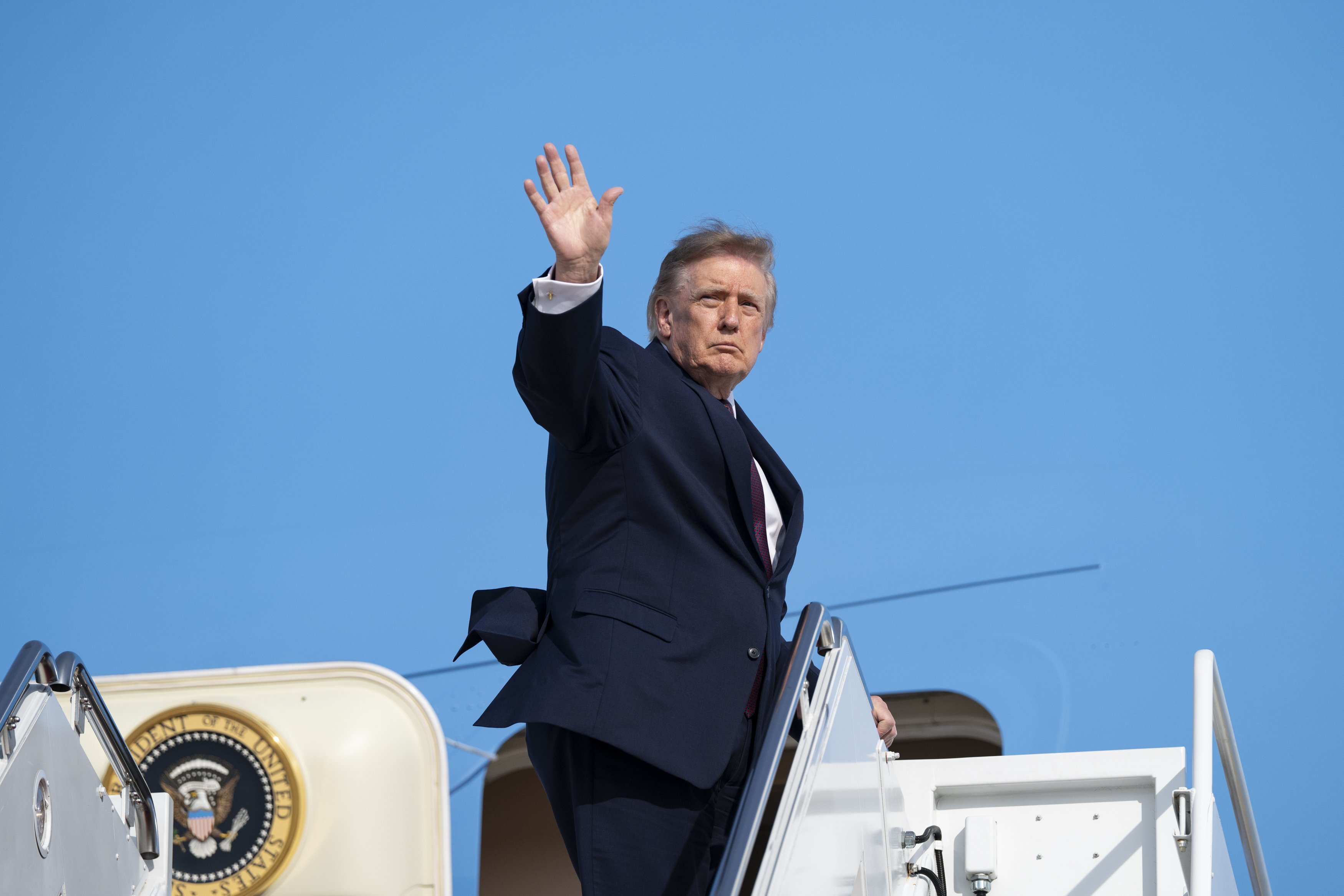 Oil Retreats From Session Peaks as Trump Rules Out Iran Strike Before Midterms