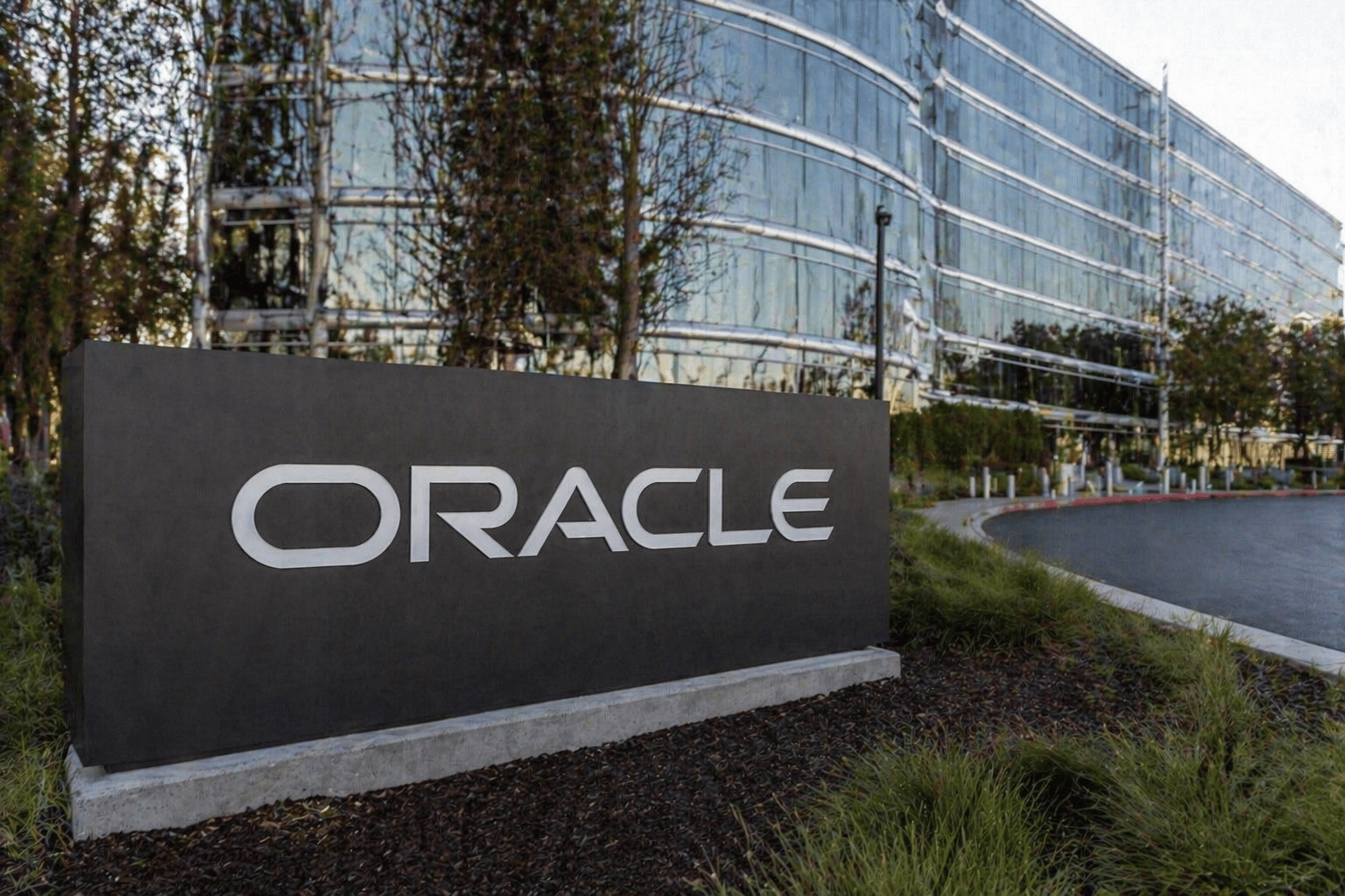 Oracle's $638B Backlog Fails to Halt 50% Stock Decline Amid AI Concentration Fears