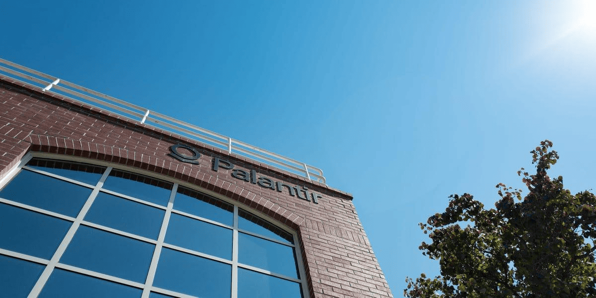 Palantir Stock Tumbles 9% as Profit-Taking and Valuation Fears Mount Ahead of Earnings