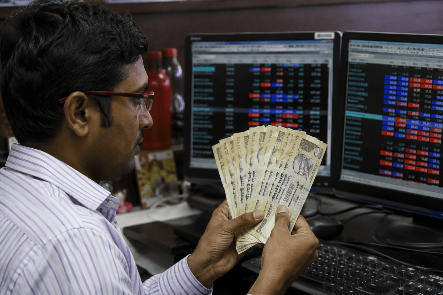 Rupee Gains as Oil Retreats; US-Iran Talks in Focus