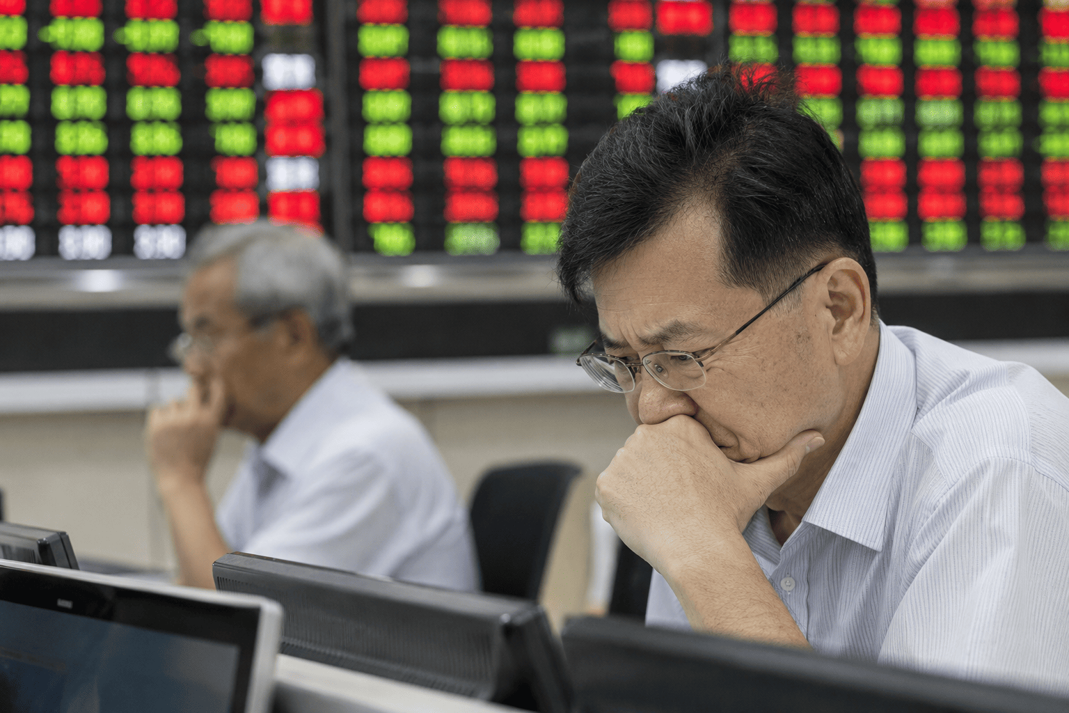 Samsung rises as SK Hynix slides 5%: Korea's AI trade splits