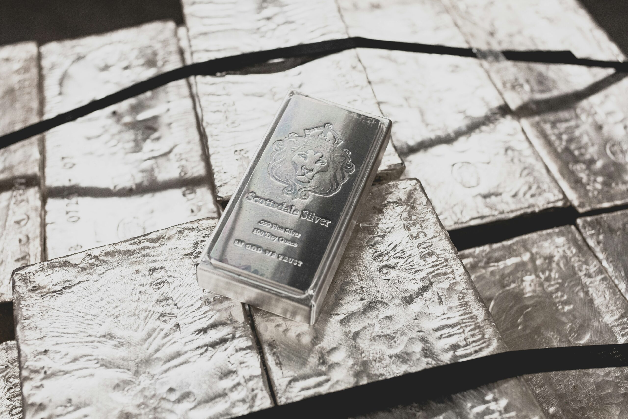 Silver Edges Up 0.5% After 4% Plunge as Rate Hike Bets Cap Gains