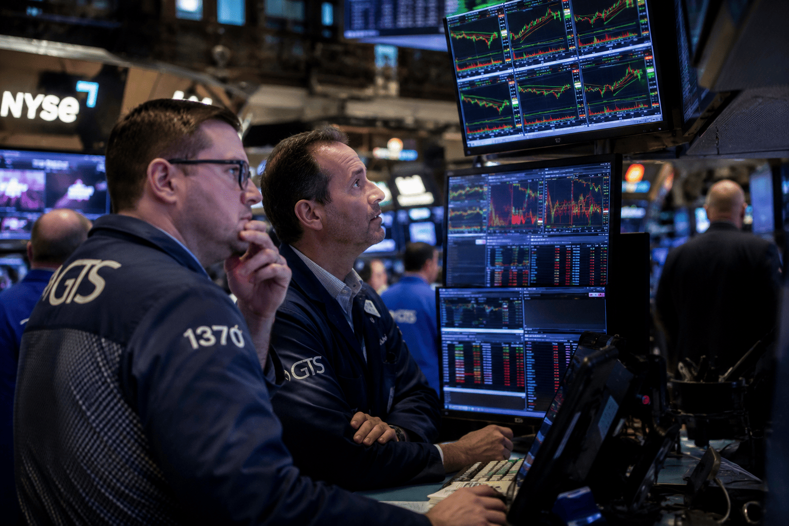 Solana Holds $76 Support as ETF Outflows Signal Waning Institutional Demand