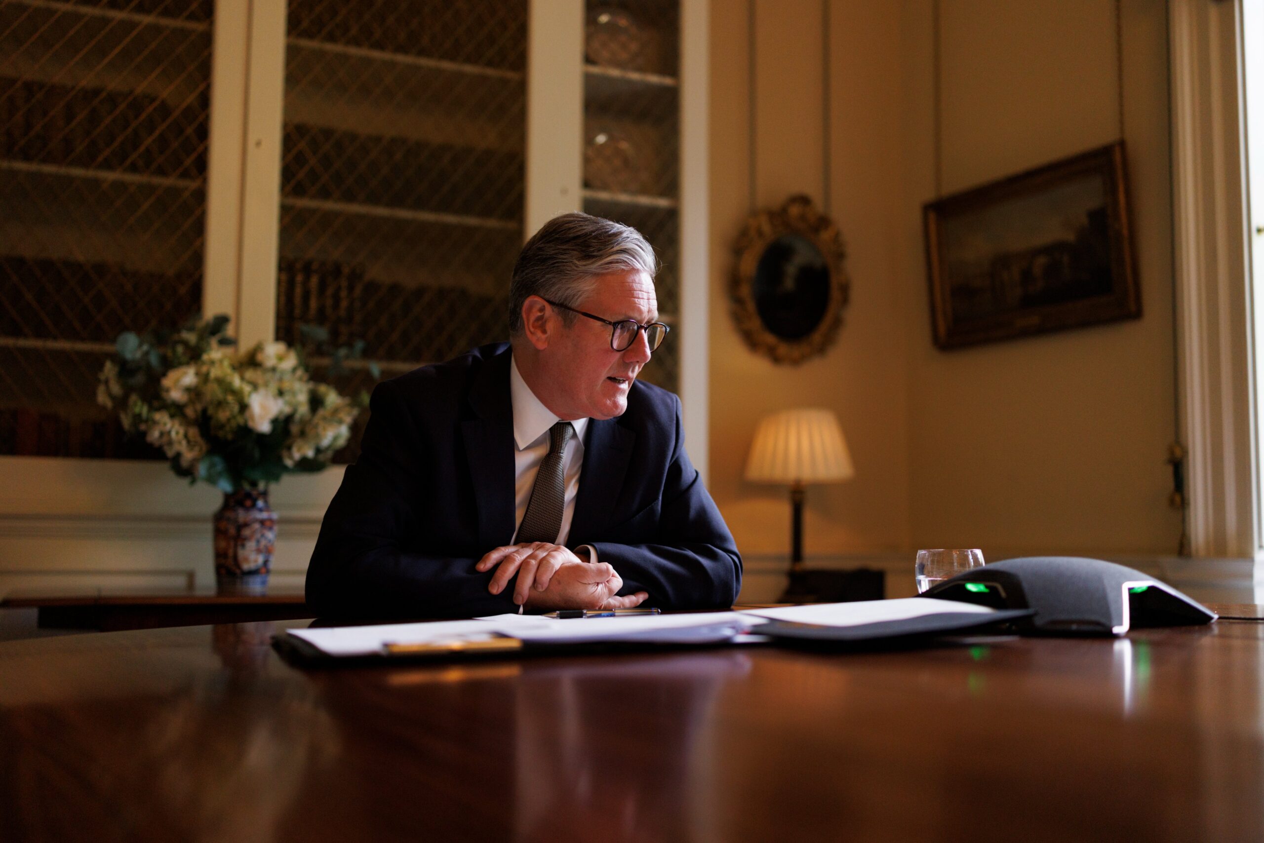 Sterling and Gilts Slide as Starmer Resigns; FTSE 100 Holds Steady on Global Earnings