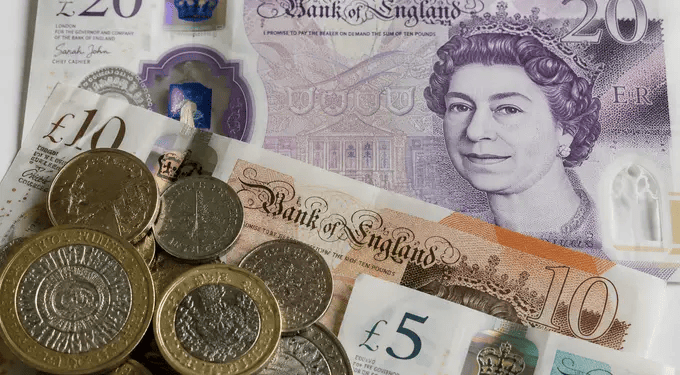 Sterling Eyes Best Week Since May Despite UK GDP Contraction and Political Risks