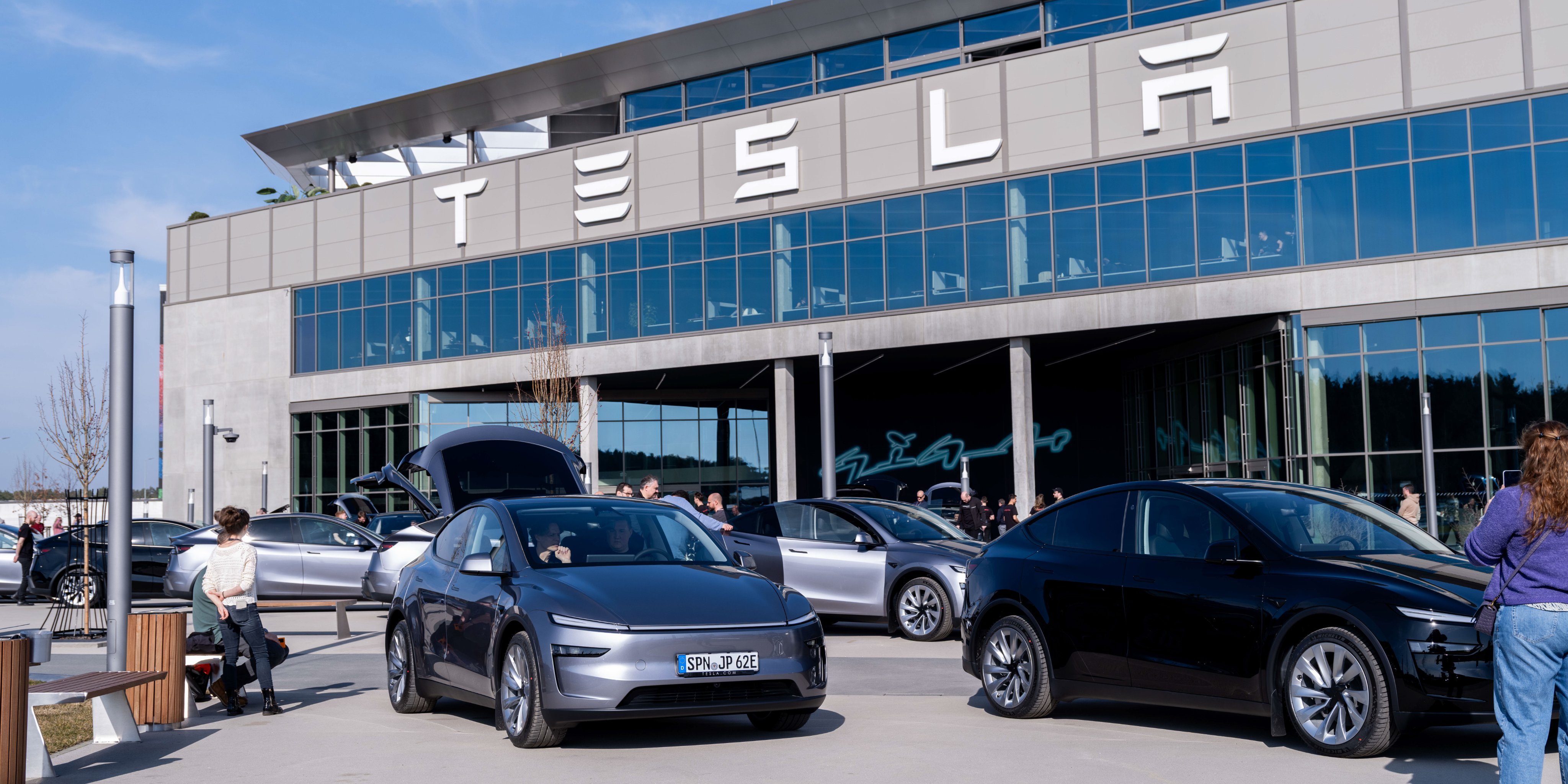 Tesla Slides 2% as SpaceX Merger Talk and Roadster Hype Collide