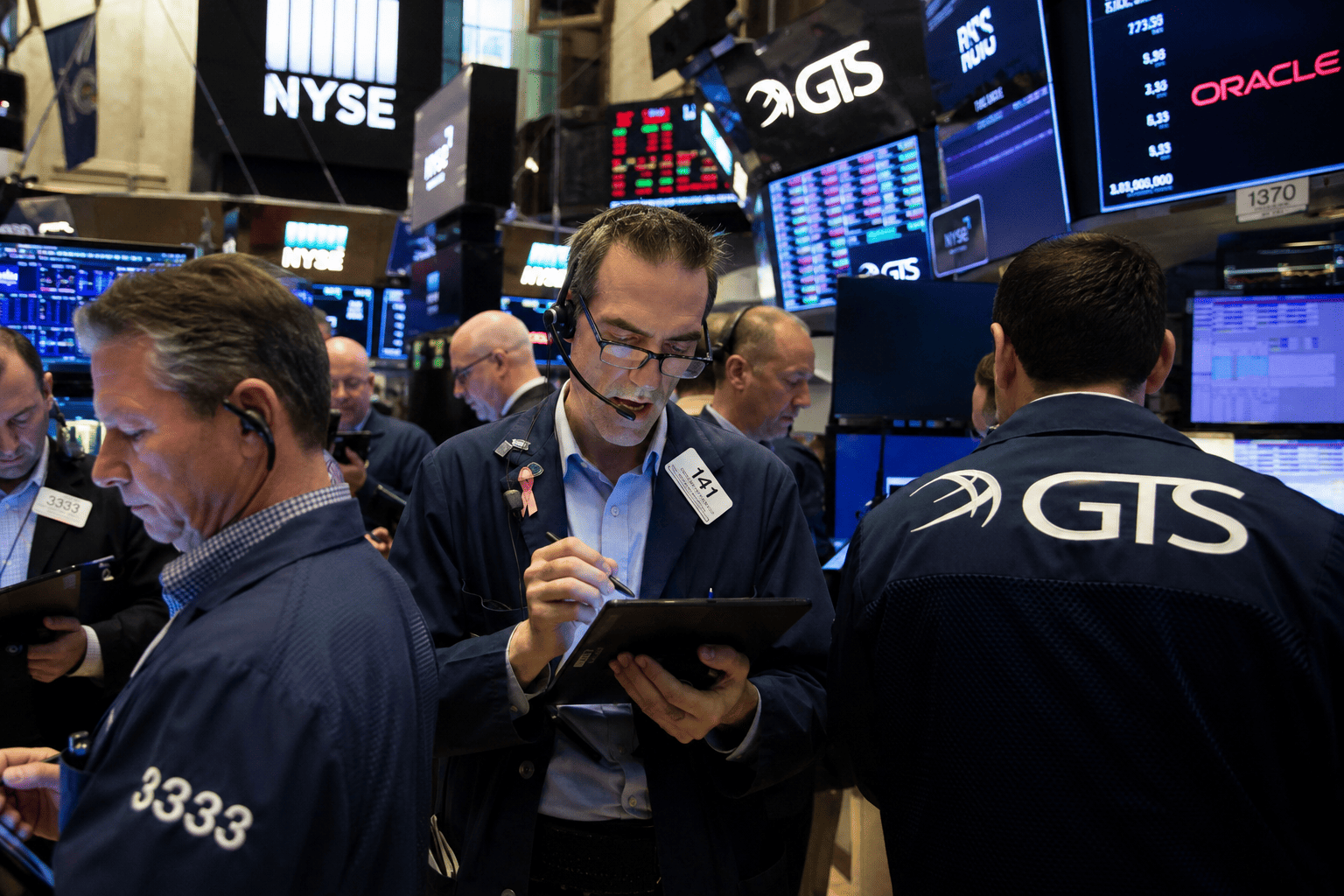 UBS Flags Potential Rebound for Broadcom, Sandisk, Oracle as AI Selloff Nears End