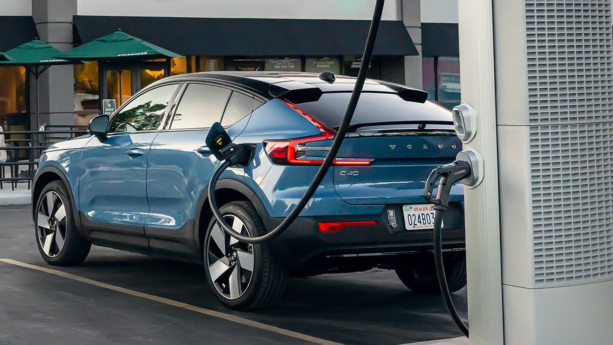 Volvo Cars Plunges 26% to Record Low as Q3 Loss Widens, 2,500 Jobs Cut